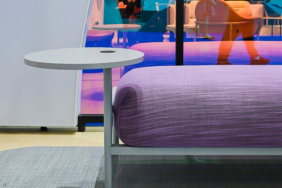 Nomad Mesh by KVN x Matsu Sofa for Lounge areas with a small table in lila