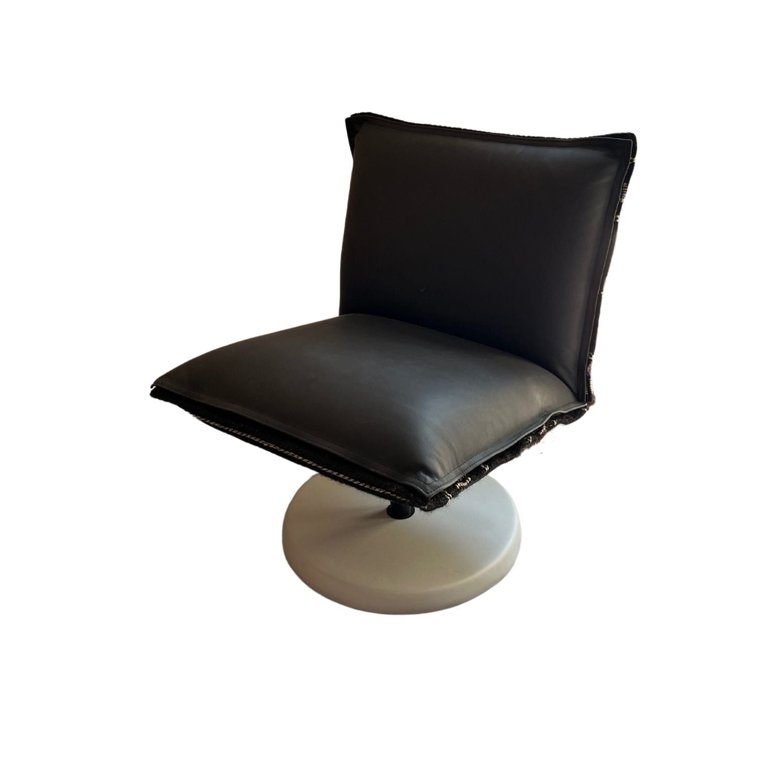 KVN Design Nomadic Collection Skin Lounge Chair 
