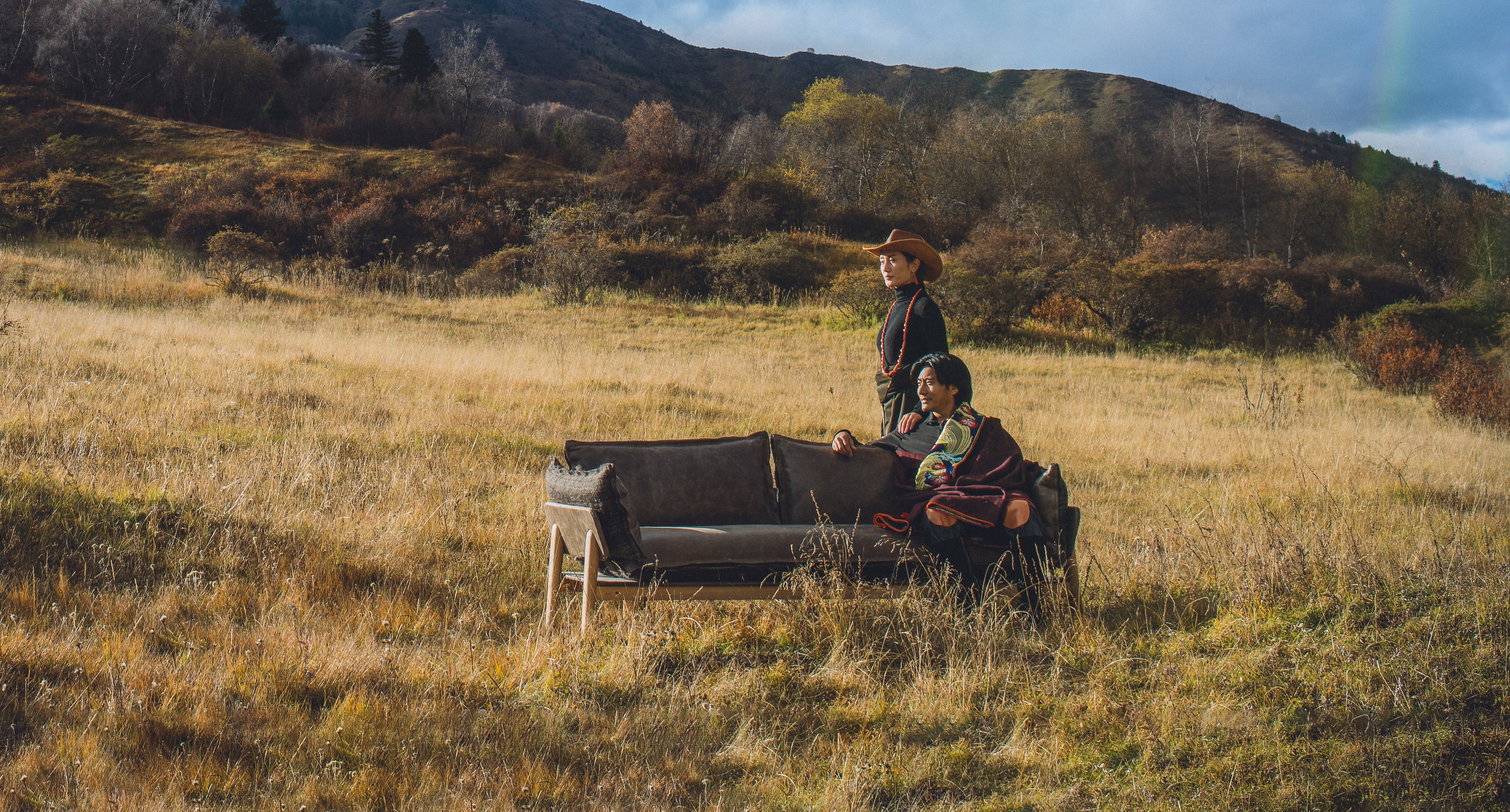 KVN Design Skin Nomad Sofa aus Yak Leder mit zwei tibetischen Nomaden in der Landschaft von Tibet